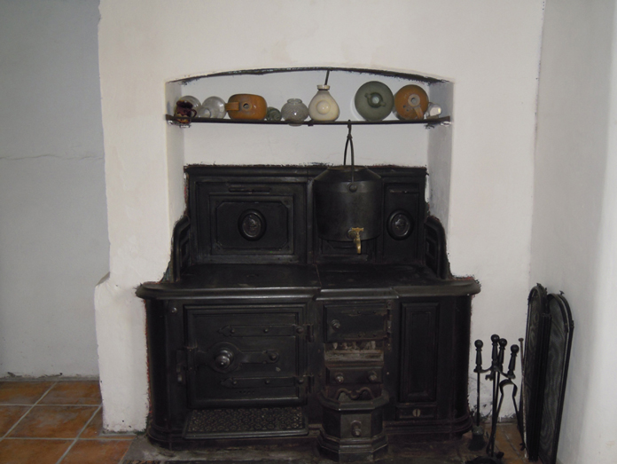 Thatched House, Ballygarran, Wexford 06 - Carron Company Stove